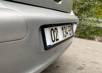 Od danas kazne ako se preko srpskih tablica ne stavi stiker