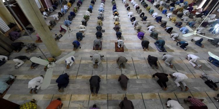 Upali u DŽAMIJU i ubili 18 vernika