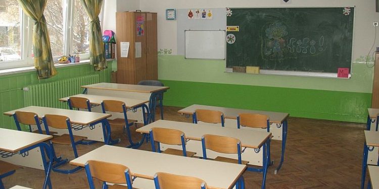 Ministarstvo odlučilo: Od ponedeljka nijedna škola onlajn