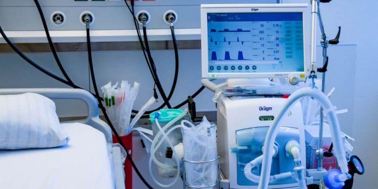 KORONA RAZARA DECU, ONLAJN NASTAVA SVE IZVESNIJA: Sve teže kliničke slike kod mališana, četvoro dece na respiratoru!