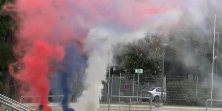 HAOS NA UTAKMICI SRBA I ALBANACA: Meč prekinut, sudija pogođen FLAŠOM U GLAVU