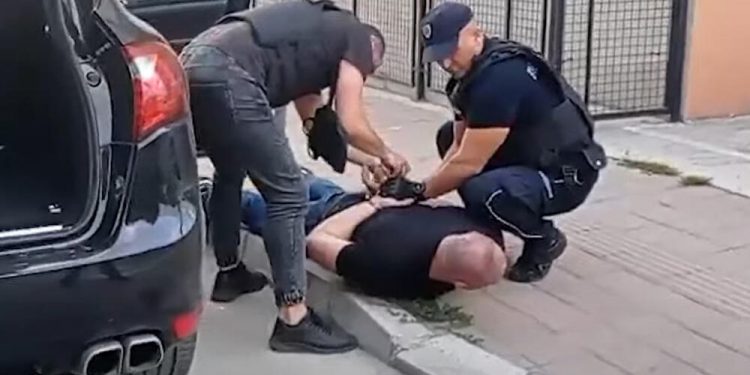 OVO SU 4 MUŠKARCA UHAPŠENA U ISTRAZI UBISTVA ĐOKIĆA: Pogledajte kako policija hapsi osumnjičene da su ucenjivali Džonića (VIDEO)