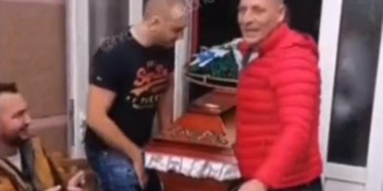 (VIDEO) ODE TAŠTA?! SNIMAK KOJI JE ŠOKIRAO SRBIJU: Pečeno prase, trubači i mrtvački sanduk, je li ovo stvarno ili samo neslana šala?