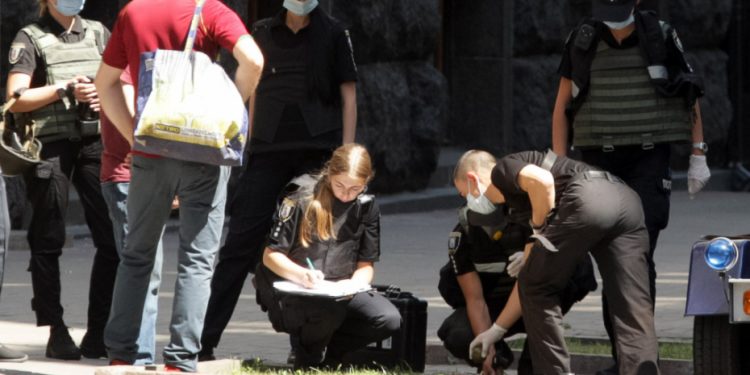 Devojčica ZGRABILA NOŽ i MAJCI ZADALA više od 30 UBODA