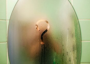 Neka se sija i nakon tuširanja: Sprečite da vam se zamagli ogledalo u kupatilu