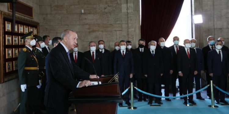 Predsednik Erdogan predvodio delegaciju u poseti Anitkabiru