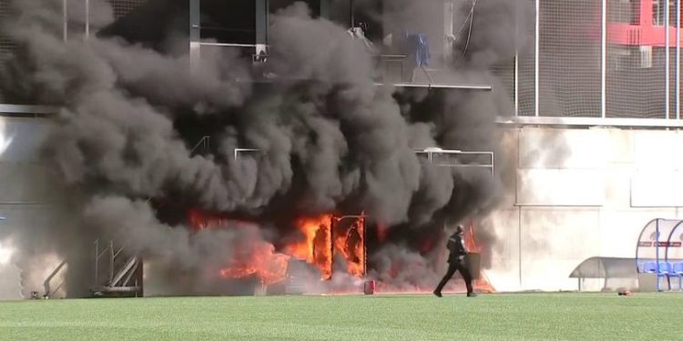 (VIDEO) Bukti požar na stadionu na kojem će sutra igrati Engleska