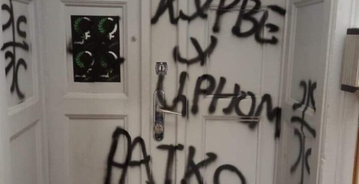 FAŠIZAM U BEOGRADU: Napad na prostorije Žena u crnom, grafiti podrške zločincu Ratku Mladiću uz “četiri S”…