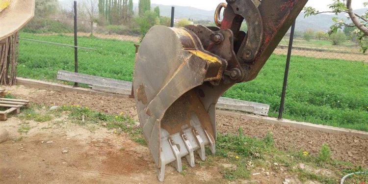 TUTIN > TEŠKA NESREĆA KOD TUTINA BAGER PAO NA RADNIKA, MUŠKARAC PREMINUO NA LICU MESTA