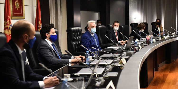 RASPALA SE KRIVOKAPIĆEVA VLADA: Ministri bojkotovali sjednicu!