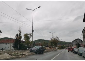 Saobraćajna nezgoda u Novom Pazaru, automobil završio na trotoaru (Foto)