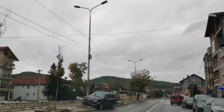 Saobraćajna nezgoda u Novom Pazaru, automobil završio na trotoaru (Foto)