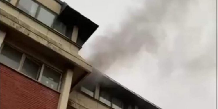 POŽAR U ŠKOLI U NOVOM PAZARU: Deca evakuisana (FOTO/VIDEO)