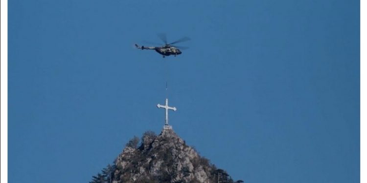 Vojske Srbije postavila krst na vrhu Titerovac kod Prijepolja