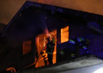 (VIDEO) U požaru u Novom Pazaru povređeno više lica! U kući bilo i dece