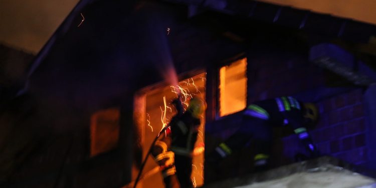 (VIDEO) U požaru u Novom Pazaru povređeno više lica! U kući bilo i dece