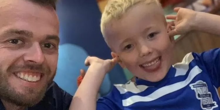 Englez optužen da je ubio sina i trovao ga solju. Tjerao ga je da stoji 14 sati dnevno