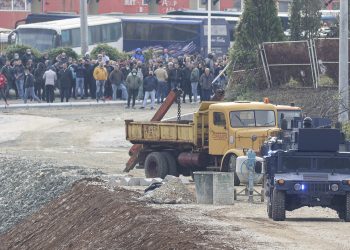 Blokirani putevi prema Zubinom Potoku, bacali šok bombe i ručne bombe i pucali iz vatrenog oružja