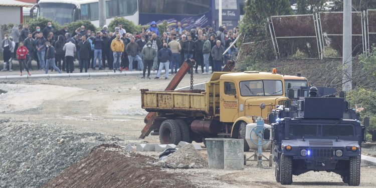 Blokirani putevi prema Zubinom Potoku, bacali šok bombe i ručne bombe i pucali iz vatrenog oružja