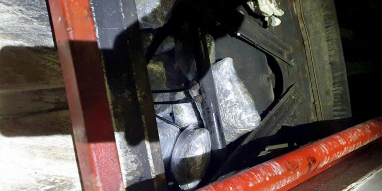 AUTOBUS IZ SRBIJE PUN MARIHUANE KRENUO ZA ISTANBUL! Policija i carinici na Gradini otkrili drogu! Uhapšeno dvoje (FOTO)