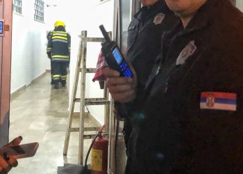 VATROGASCI I POLICIJA U ZGRADI U CENTRU NOVOG PAZARA! Osim jakog mirisa nije pronađeno ništa sumnjivo (FOTO)