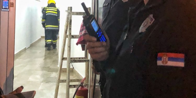 VATROGASCI I POLICIJA U ZGRADI U CENTRU NOVOG PAZARA! Osim jakog mirisa nije pronađeno ništa sumnjivo (FOTO)