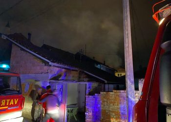 Nakon dva sata borbe sa vatrom, lokalizovan požar u Novom Pazaru