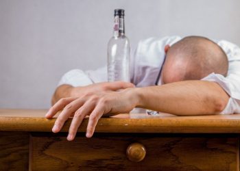 Od trovanja alkoholom u Rusiji umrlo 26 ljudi