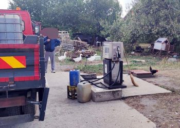 ČEGA SE DOSJETIO: Penzioner držao divlju pumpu, točio gorivo u dvorištu…