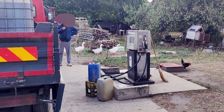 ČEGA SE DOSJETIO: Penzioner držao divlju pumpu, točio gorivo u dvorištu…