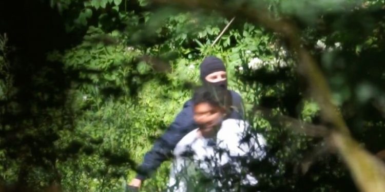 SKANDALOZNO: Objavljen međunarodni izvještaj, pogledajte tajno snimljeni video na kojem hrvatski policajci mlate migrante i vraćaju ih u BiH (UZNEMIRUJUĆI SADRŽAJ)