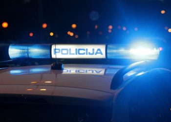 Zakucao se u autom u lokal, pa napao policajca: Mladić (23) ga udarao pesnicom u glavu, u vozilu imao i drogu