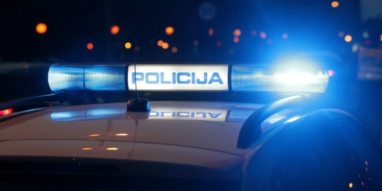 Zakucao se u autom u lokal, pa napao policajca: Mladić (23) ga udarao pesnicom u glavu, u vozilu imao i drogu