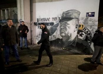 Dok su demonstranti i desničari „u klinču“, VULIN ostavio cvijet ispred murala ratnog zločinca Mladića