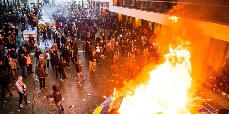(VIDEO) Haos u Briselu: Vodenim topovima i oklopnim vozilima na demonstranate