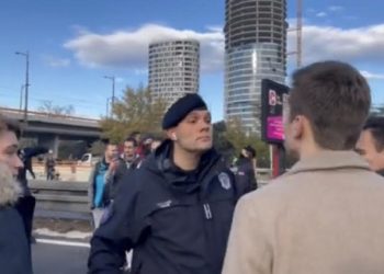 Otkrivamo: Ko je policajac koji je bacio devojku i kidisao na građane