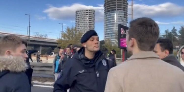 Otkrivamo: Ko je policajac koji je bacio devojku i kidisao na građane