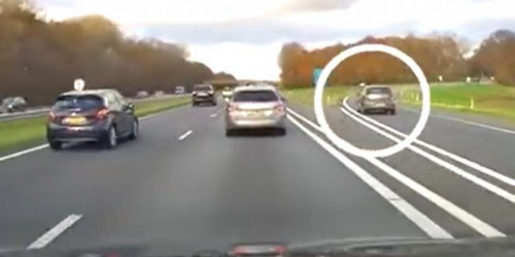 (VIDEO) Žena se tokom vožnje onesvestila, a jedan vozač je žrtvovao svoj automobil kako bi joj spasao život