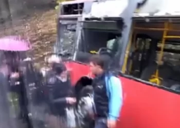Prvi snimak nesreće u Umci: Prednji deo autobusa potpuno uništen (VIDEO)