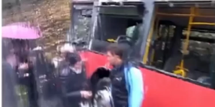 Prvi snimak nesreće u Umci: Prednji deo autobusa potpuno uništen (VIDEO)