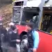 Prvi snimak nesreće u Umci: Prednji deo autobusa potpuno uništen (VIDEO)