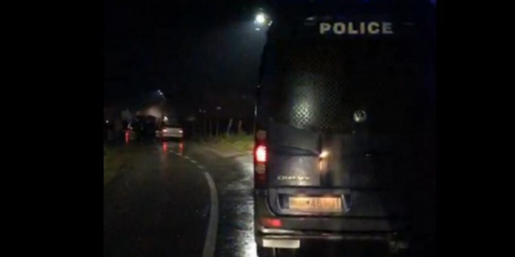 (VIDEO) Otkriveno šta je uzrok krvavog pira kod Dečana: Mladić iz osvete ispalio rafal iz kalašnjikova u autobus!