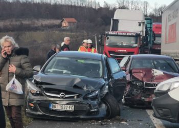 Prve fotografije jezivog udesa na auto-putu Miloš Veliki! Očevidac ispričao stravične detalje: “Slupani automobili bili na gomili”