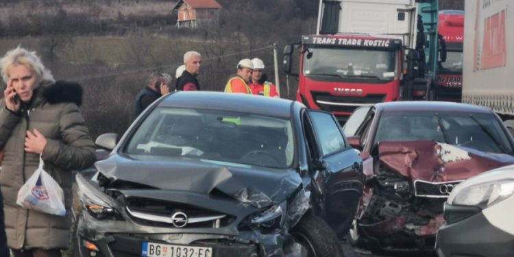 Prve fotografije jezivog udesa na auto-putu Miloš Veliki! Očevidac ispričao stravične detalje: “Slupani automobili bili na gomili”