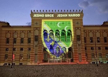 Sarajevo-Vijećnica u bojama zastave Bošnjaka Sandžaka: Jedno srce-jedan narod