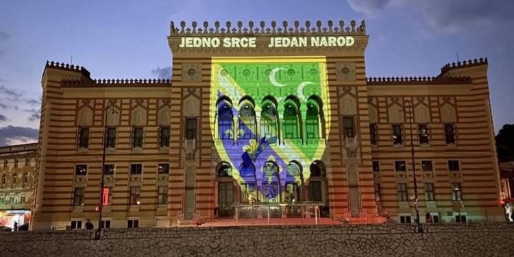Sarajevo-Vijećnica u bojama zastave Bošnjaka Sandžaka: Jedno srce-jedan narod