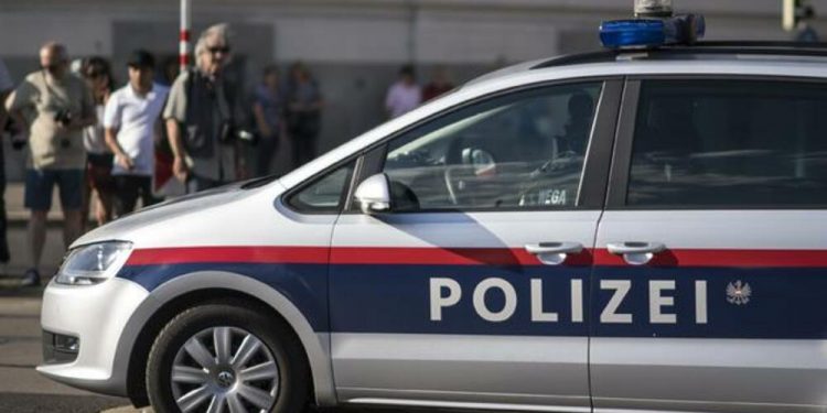 KRVAVA SVAĐA PORODICE POREKLOM IZ SRBIJE U BEČU: Otac sinu isekao prste, a onda mu sin odgrizao uvo