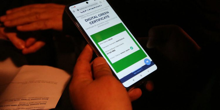 OTKRIVA SE SVE VIŠE LAŽNIH KOVID SERTIFIKATA: Ako falsifikujete ili koristite tuđu kovid propusnicu MOŽETE DA ZAGLAVITE ROBIJU!