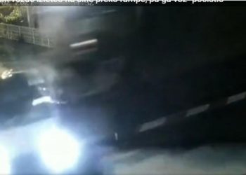 STRAVIČAN SNIMAK IZ ŠAPCA! Voz mu razneo auto, MRTAV PIJAN krenuo preko šina na spuštenu rampu, ČUDOM PREŽIVEO!