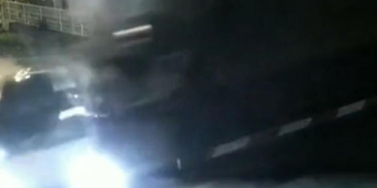 STRAVIČAN SNIMAK IZ ŠAPCA! Voz mu razneo auto, MRTAV PIJAN krenuo preko šina na spuštenu rampu, ČUDOM PREŽIVEO!